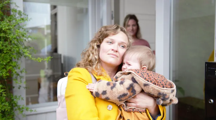 Moeder met dochter, andere moeder op de achtergrond
