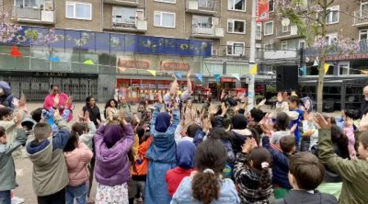 Foto van mensen in opgroeiwijk Geuzenveld Amsterdam